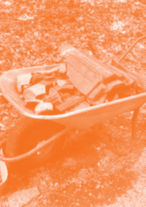 rötlich gefärbtes Foto einer Schubkarre mit Ziegeltrümmern