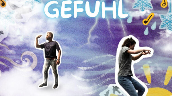 Vor einem lila Himmel schweben zwei weiße Personen auf Wolken: Eine tanzt vor der strahlenden Sonne, die andere steht seitlich und zeigt mit zwei Fingern auf ihr Gesicht. Darüber leuchtet ein großes Wort: „BAUCHGEFÜHL“. Blaue Regentropfen, glitzernde Eiskristalle und helle Blitze tanzen und wirbeln zusammen mit verspielten Linien, flatternden Vögeln und lebendigen Musiknoten um sie herum.