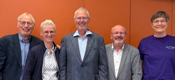 Mitgliederversammlung des Deutschen Hörverbands in Berlin – zum neu gewählten Vorstand des Deutschen Hörverbands (DHV) gehören Jürgen Harke, Antje Baukhage, DHV-Vorstandsvorsitzender Dr. Harald Seidler, DCIG-Präsident Dr. Roland Zeh (von li. nach re.) und DSB-Präsident Dr. Matthias Müller (nicht im Bild), ganz rechts DHV-Geschäftsführerin Susanne Schmidt (Foto: DHV)