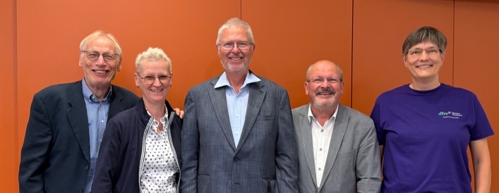 Mitgliederversammlung des Deutschen Hörverbands in Berlin – zum neu gewählten Vorstand des Deutschen Hörverbands (DHV) gehören Jürgen Harke, Antje Baukhage, DHV-Vorstandsvorsitzender Dr. Harald Seidler, DCIG-Präsident Dr. Roland Zeh (von li. nach re.) und DSB-Präsident Dr. Matthias Müller (nicht im Bild), ganz rechts DHV-Geschäftsführerin Susanne Schmidt (Foto: DHV)